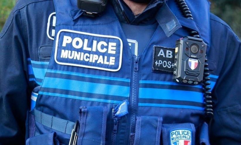 Le Havre : le jeune cyclomotoriste, agressif, jette son casque sur les policiers municipaux Le Havre : le jeune cyclomotoriste, agressif, jette son casque sur les policiers municipaux