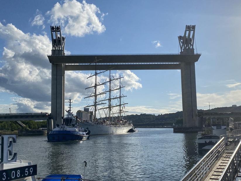 Rouen : le pont Flaubert levé dans la nuit de dimanche à lundi pour l’arrivée du voilier “Le Français” Rouen : le pont Flaubert levé dans la nuit de dimanche à lundi pour l’arrivée du voilier “Le Français”