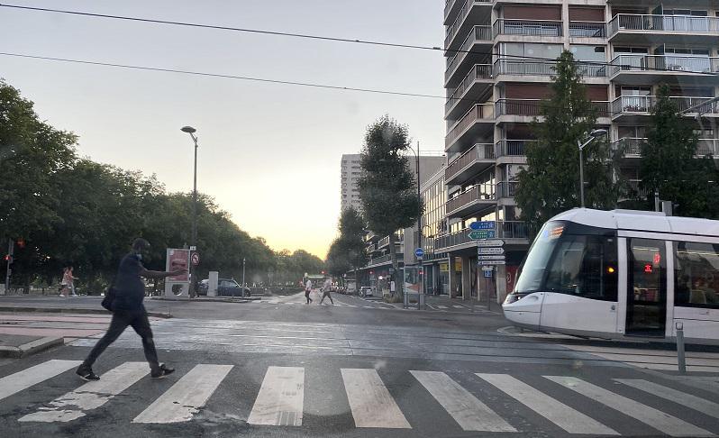Collision entre un métro et une voiture à Sotteville-lès-Rouen : deux septuagénaires légèrement blessés