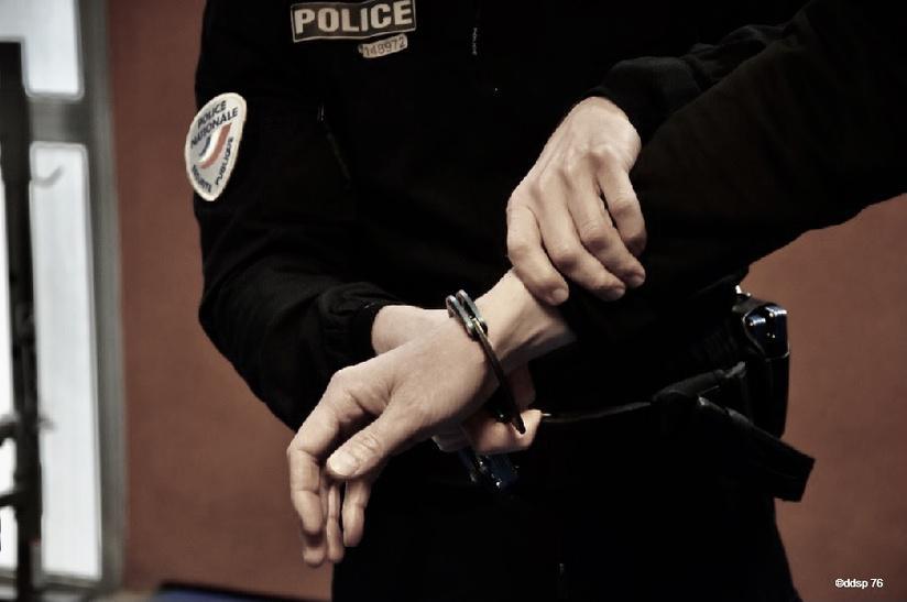 Accident, violences et alcool au volant : un automobiliste interpellé après un délit de fuite au Havre Accident, violences et alcool au volant : un automobiliste interpellé après un délit de fuite au Havre