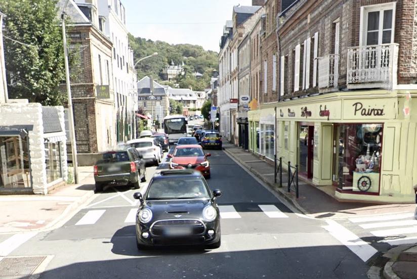 Étretat : une voiture défonce la vitrine d’une boulangerie, un blessé léger et 14 salariés au chômage technique Étretat : une voiture défonce la vitrine d’une boulangerie, un blessé léger et 14 salariés au chômage technique