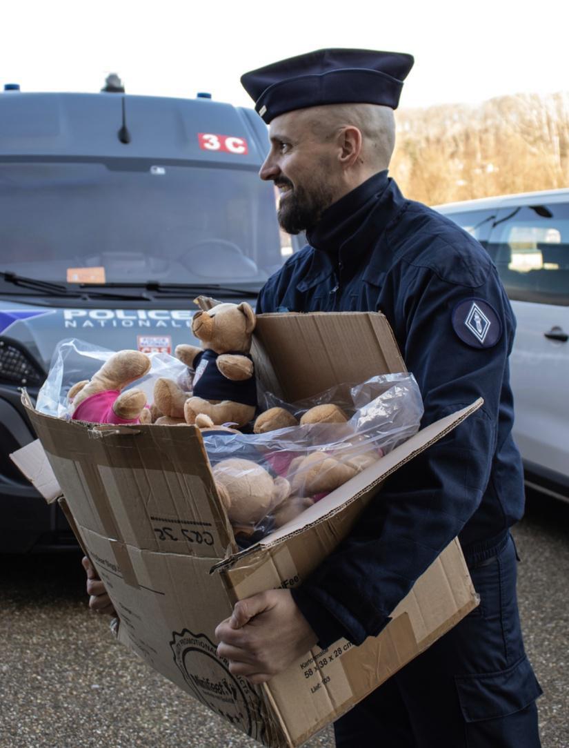 Au Havre, la CRS 32 et les motards de la police apportent un peu de sourire aux enfants hospitalisés Au Havre, la CRS 32 et les motards de la police apportent un peu de sourire aux enfants hospitalisés