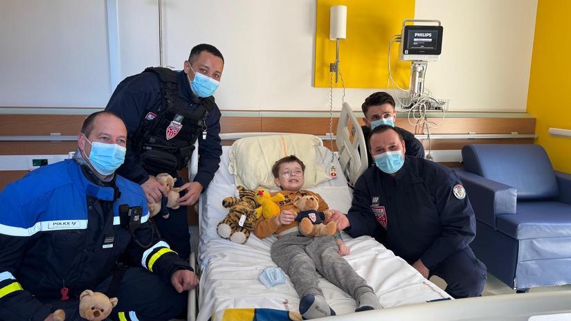Au Havre, la CRS 32 et les motards de la police apportent un peu de sourire aux enfants hospitalisés
