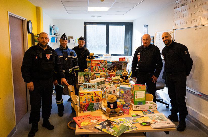 Au Havre, la CRS 32 et les motards de la police apportent un peu de sourire aux enfants hospitalisés
