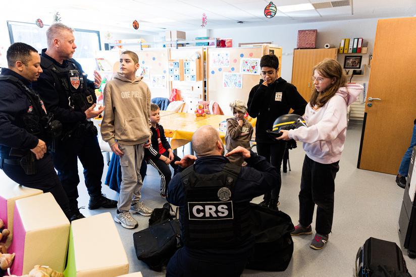 Au Havre, la CRS 32 et les motards de la police apportent un peu de sourire aux enfants hospitalisés