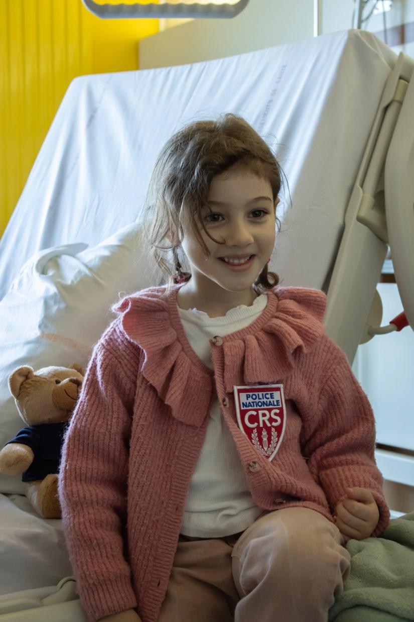 Au Havre, la CRS 32 et les motards de la police apportent un peu de sourire aux enfants hospitalisés