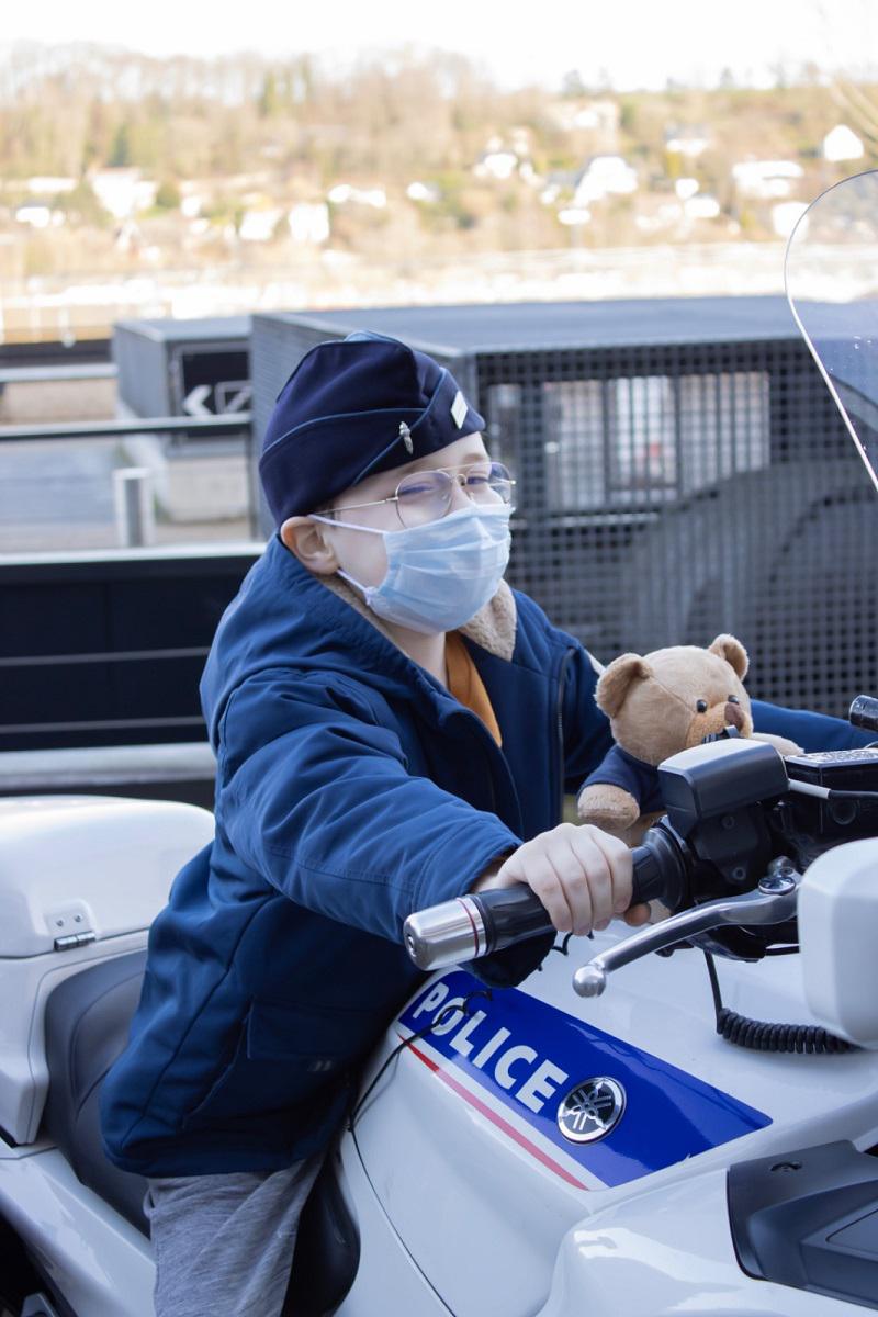 Au Havre, la CRS 32 et les motards de la police apportent un peu de sourire aux enfants hospitalisés Au Havre, la CRS 32 et les motards de la police apportent un peu de sourire aux enfants hospitalisés