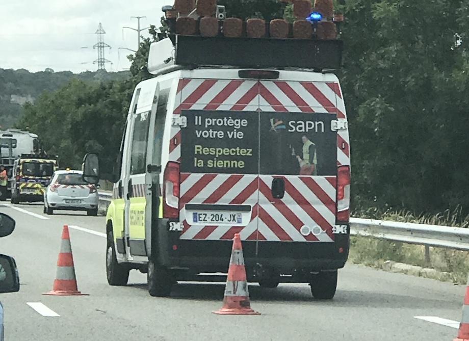 A13 : un motard grièvement blessé après une collision avec un poids lourd à hauteur d’Oissel A13 : un motard grièvement blessé après une collision avec un poids lourd à hauteur d’Oissel