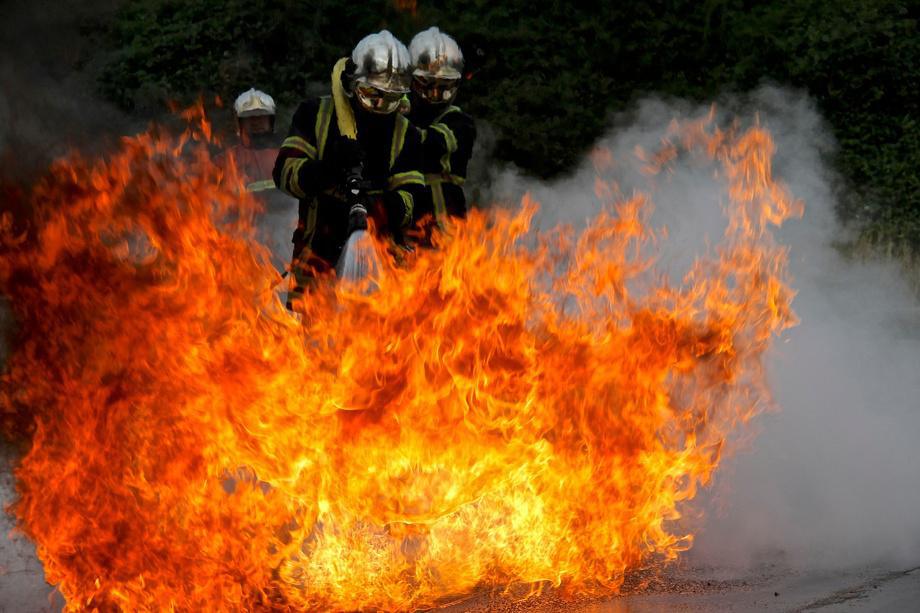 La Chapelle-Saint-Ouen : un important incendie ravage plus de 1 200 m² de bâtiments agricoles