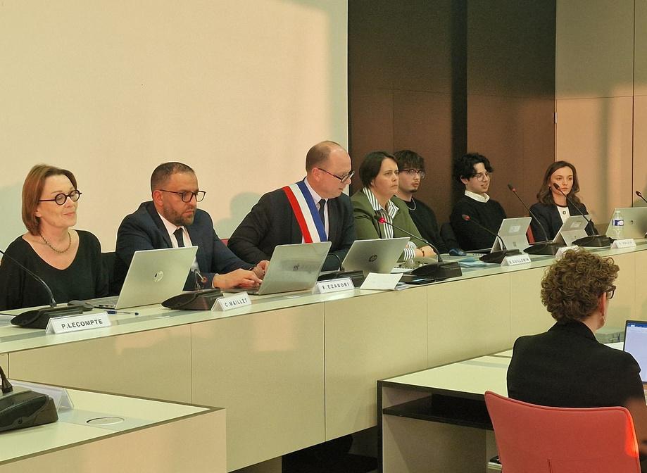 Municipales : Nicolas Rouly réélu maire de Grand-Quevilly ce soir, dix adjoints désignés Municipales : Nicolas Rouly réélu maire de Grand-Quevilly ce soir, dix adjoints désignés