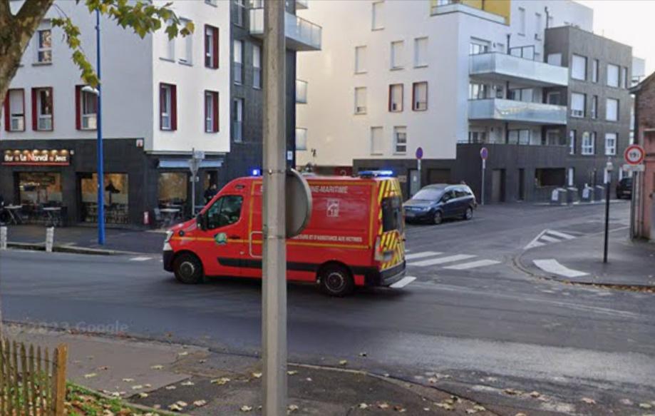 Sotteville-lès-Rouen : violent incendie sur le toit d’une école maternelle désaffectée