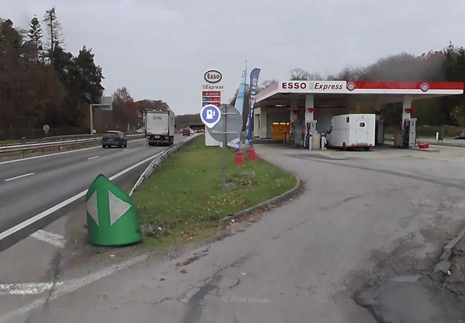 Grand-Couronne : une voiture finit sa course dans une station-service, un blessé léger