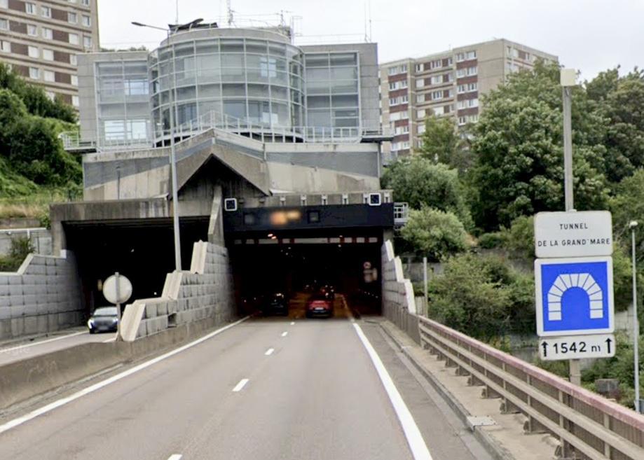 Tunnel de la Grand'Mare : un poids lourd accidenté, son conducteur réanimé par les secours Tunnel de la Grand'Mare : un poids lourd accidenté, son conducteur réanimé par les secours