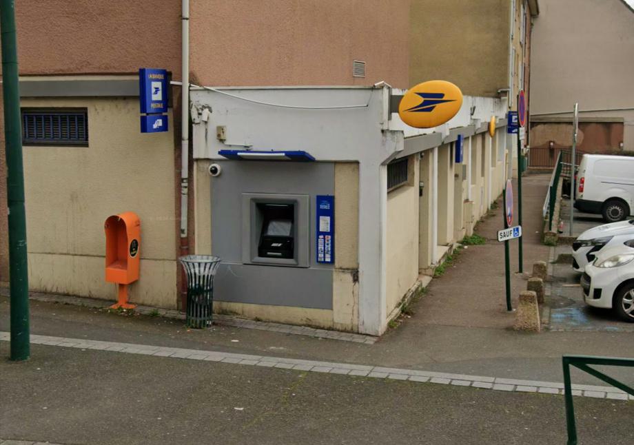 Mantes-la-Ville : sous la menace d'un couteau, une femme contrainte de retirer de l’argent