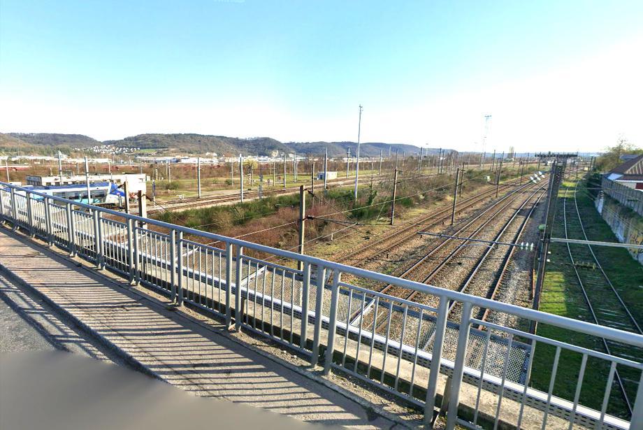 Sotteville-lès-Rouen : un homme se jette d’un pont sur les voies ferrées, pronostic vital engagé Sotteville-lès-Rouen : un homme se jette d’un pont sur les voies ferrées, pronostic vital engagé