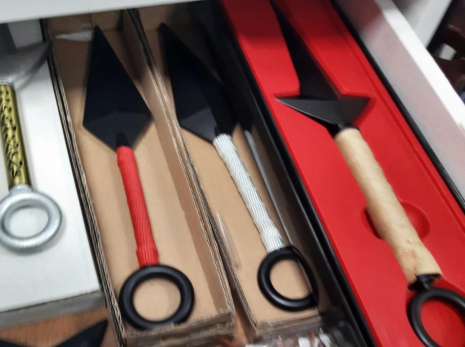 Plus de 3 500 armes blanches saisies dans un entrepôt de la région parisienne Plus de 3 500 armes blanches saisies dans un entrepôt de la région parisienne