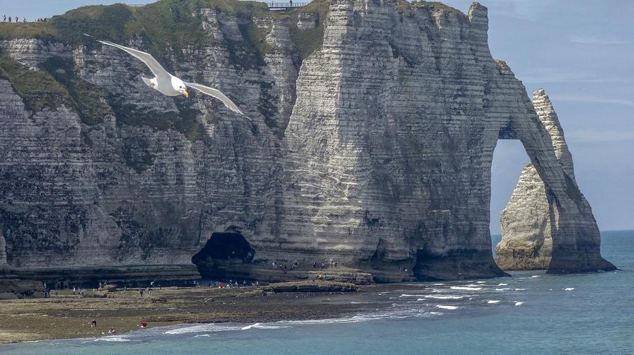 Six touristes piégées par la marée se réfugient dans le Trou à l'Homme à Étretat Six touristes piégées par la marée se réfugient dans le Trou à l'Homme à Étretat