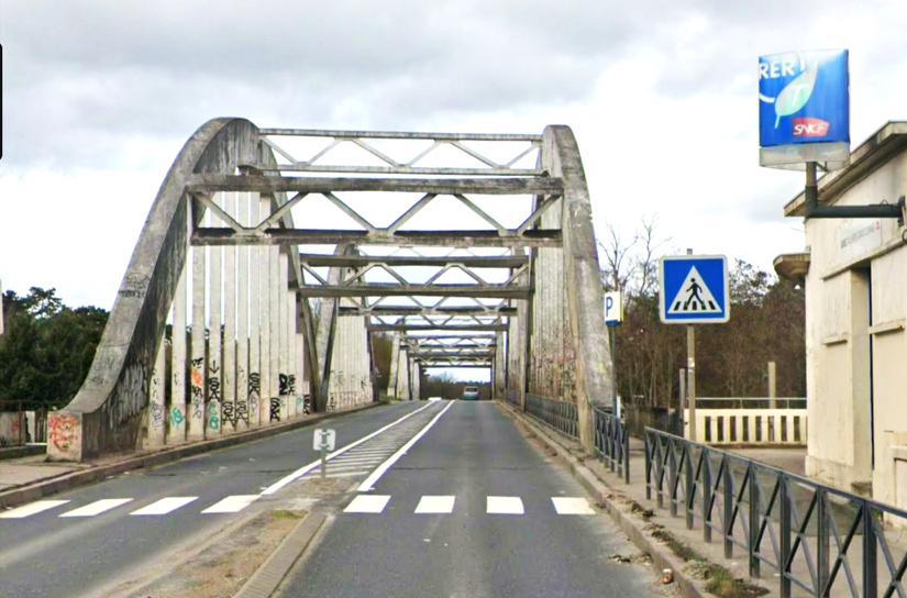 Pont d’Achères : la RN184 réduite à une voie après le choc d’un camion contre un pilier