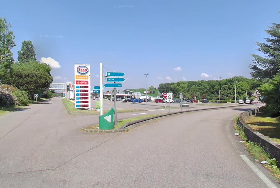 Un semi-remorque se couche sur l’aire de Vironvay nord, sur l’A13 dans l’Eure Un semi-remorque se couche sur l’aire de Vironvay nord, sur l’A13 dans l’Eure