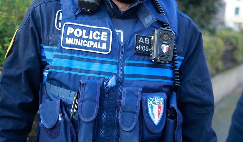 Jets de pierres à Saint-Cyr-l’École : un adolescent de 15 ans interpellé après des tensions avec la police municipale Jets de pierres à Saint-Cyr-l’École : un adolescent de 15 ans interpellé après des tensions avec la police municipale