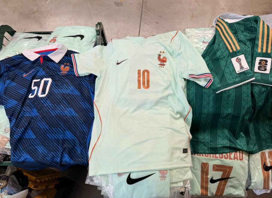 Coupe du Monde de football 2026 : 2 300 faux maillots saisis par les douaniers de Marne-la-Vallée Coupe du Monde de football 2026 : 2 300 faux maillots saisis par les douaniers de Marne-la-Vallée