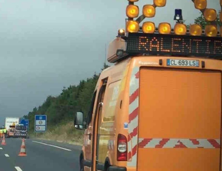 Accident sur l’A28 : un véhicule de la DIR Nord-Ouest impliqué, l’autoroute coupée près de Rouen