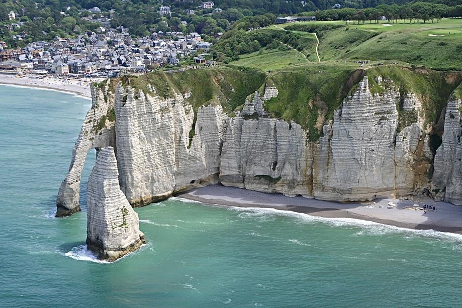 ​Étretat : dix personnes piégées par la marée secourues par hélicoptère
