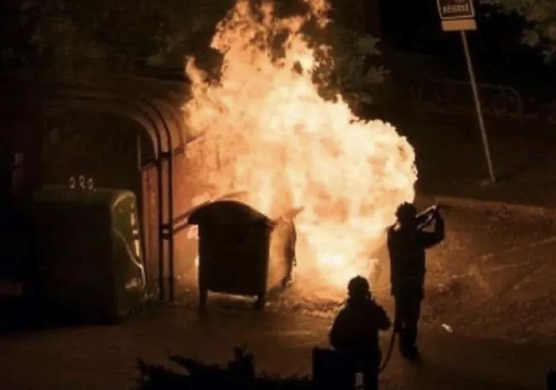 Quatre poubelles incendiées à Mantes-la-Jolie : deux jeunes interpellés