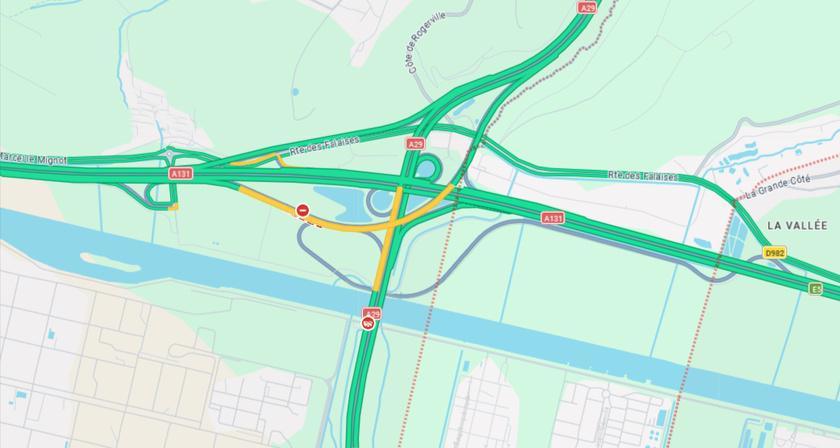 Un camion-toupie se renverse sur la liaison A29/A131 : la bretelle vers le pont de Normandie fermée Un camion-toupie se renverse sur la liaison A29/A131 : la bretelle vers le pont de Normandie fermée
