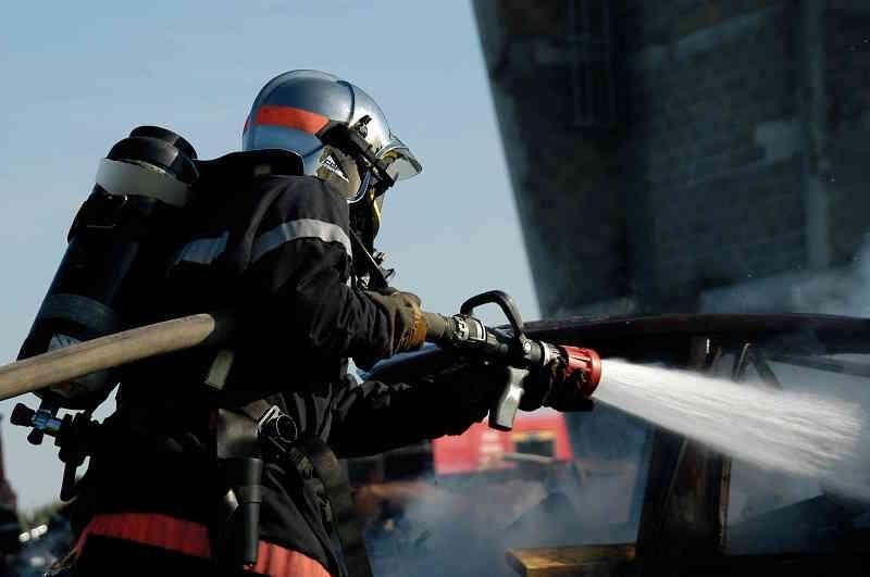 Brionne (Eure) : une chaumière endommagée par un incendie, 23 pompiers mobilisés avec quatre lances Brionne (Eure) : une chaumière endommagée par un incendie, 23 pompiers mobilisés avec quatre lances