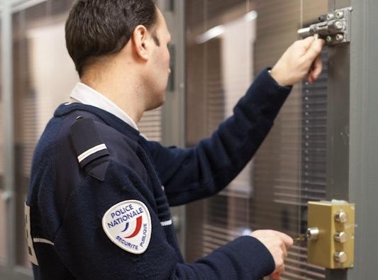 Interpellations à Rouen : les deux hommes dépouillaient des voitures place du Boulingrin