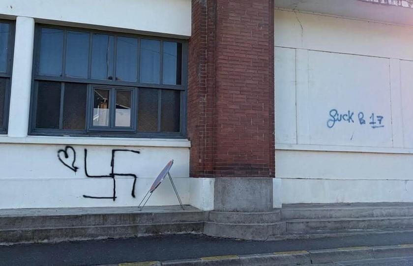 Seine-Maritime : croix gammées et inscriptions anti-police, le maire de Fécamp porte plainte