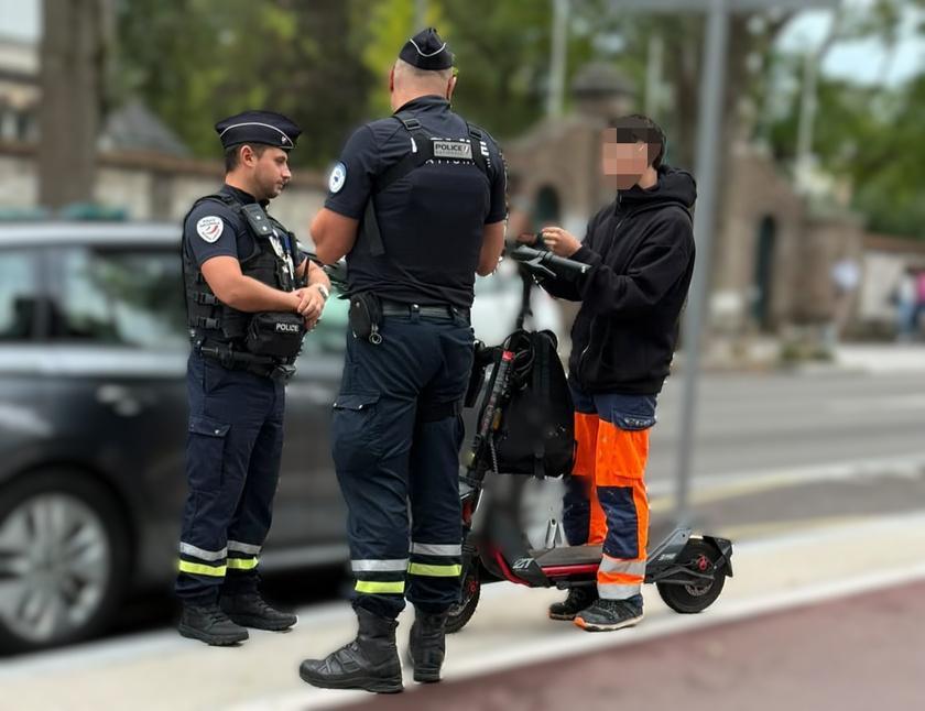 Dieppe : policiers nationaux et municipaux sensibilisent les utilisateurs de trottinettes électriques