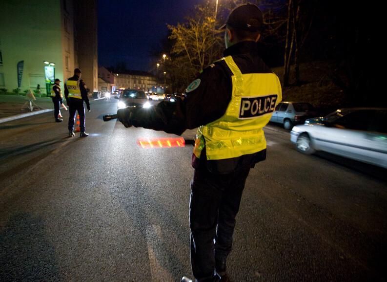 Contrôlé à 153 km/h à Bolbec, il refuse d'obtempérer et termine sa course dans une clôture à Bernières
