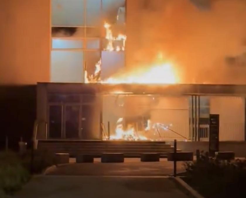 Mont-Saint-Aignan : un violent incendie endommage la fac de lettres de l’université de Rouen Mont-Saint-Aignan : un violent incendie endommage la fac de lettres de l’université de Rouen