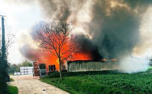 Une distillerie ravagée par le feu dans l'Eure : elle abritait plus de 100 000 litres d'alcool, de vinaigre et de cidre