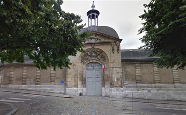 La reine de Norvège et Brigitte Macron en visite au lycée Pierre-Corneille à Rouen ce lundi