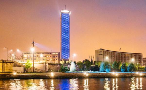 A Rouen, la Tour des Archives s’illumine en bleu cette nuit pour la journée des droits de l’enfant