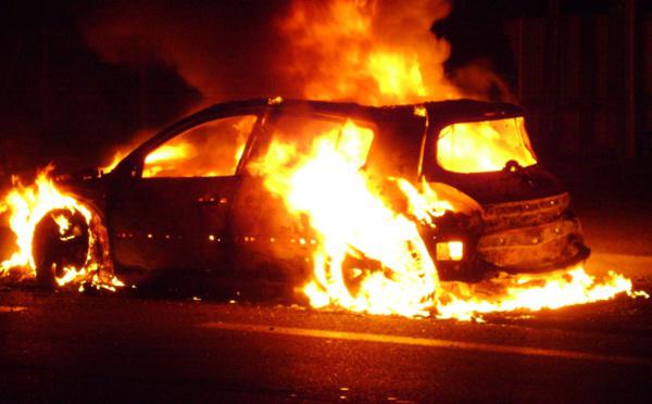 À Évreux, incendie sur un parking de la concession Mercedes : 14 véhicules détruits ce matin 