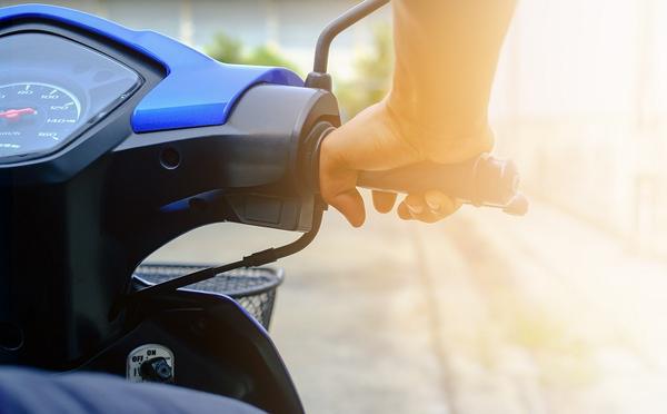 Le pilote d'un scooter prend des risques pour échapper à un contrôle de police à Dieppe