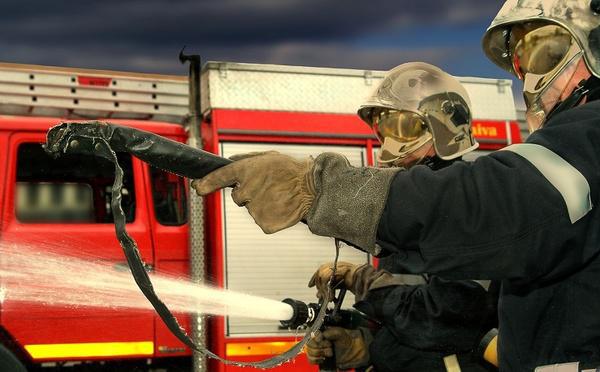 Pont-Audemer : un incendie perce la toiture d’une maison, cinq personnes évacuées