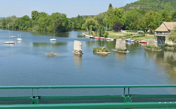 Un plaisancier secouru, son voilier échoué sur un banc de sable sur la Seine à Vernon