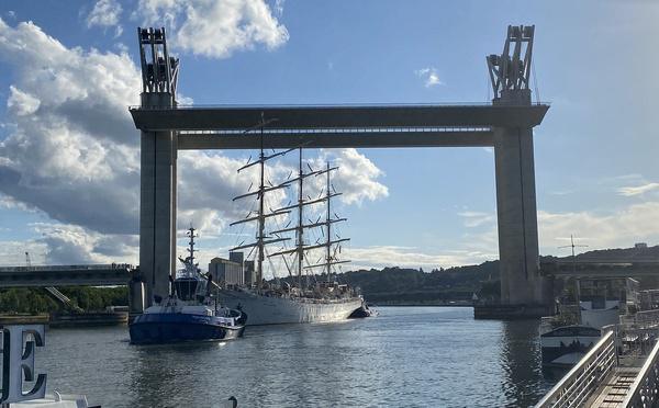 Rouen : le pont Flaubert levé dans la nuit de dimanche à lundi pour l’arrivée du voilier “Le Français”