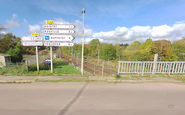 Bolbec : une voiture percute un pont SNCF et se retrouve suspendue sur les caténaires