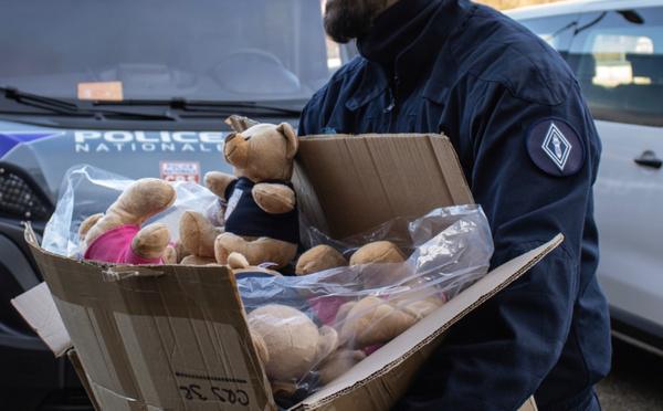 Au Havre, la CRS 32 et les motards de la police apportent un peu de sourire aux enfants hospitalisés