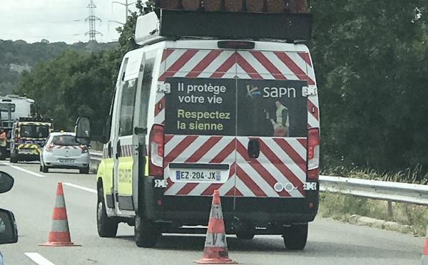 ​A13 : un motard grièvement blessé après une collision avec un poids lourd à hauteur d’Oissel