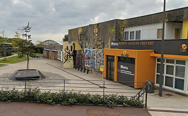 À Dieppe, un feu de haie endommage une vitre de la maison Jacques-Prévert