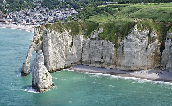 Étretat : dix personnes piégées par la marée secourues par hélicoptère