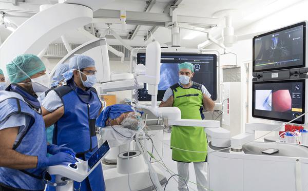 Première bronchoscopie robotisée au CHU de Rouen : une avancée majeure contre le cancer du poumon