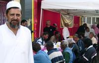 Abdoullah Mollan devant la tente du partage